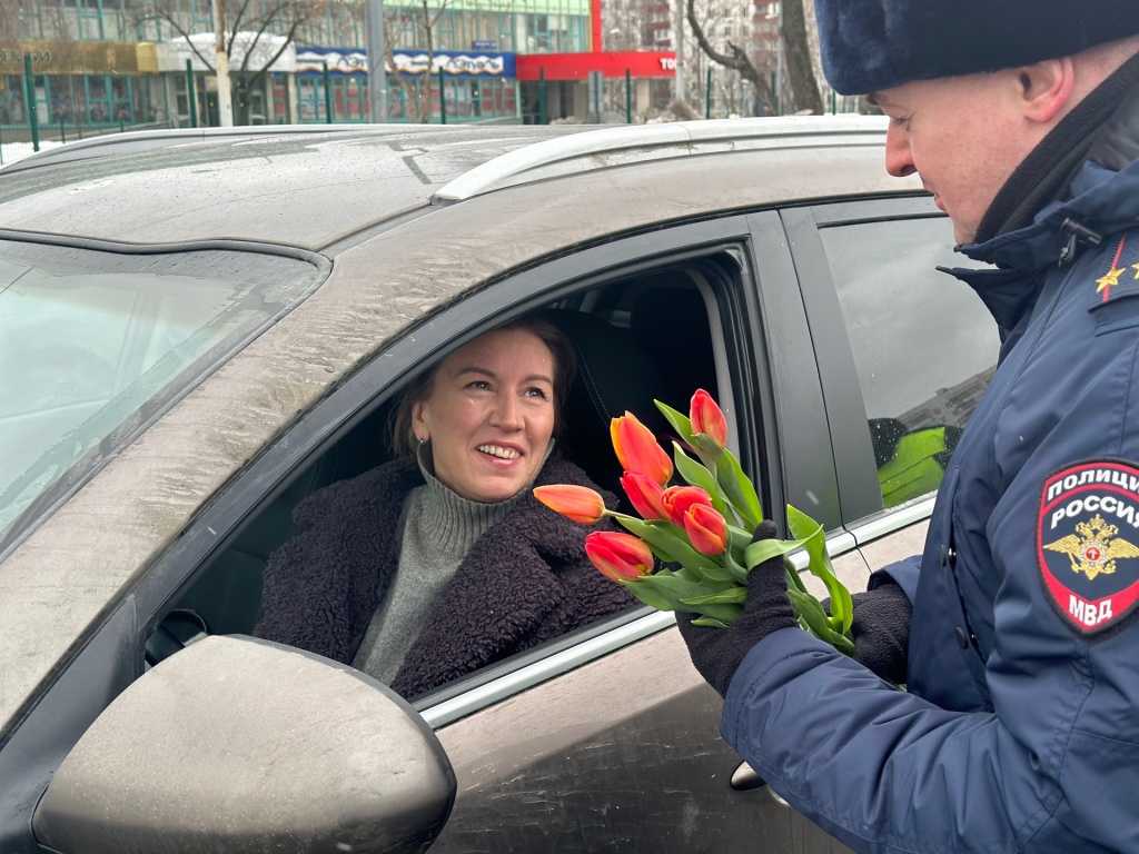 В Восточном округе полицейские совместно с общественниками Антоном Петровым и Ильей Афанасьевым провели акцию «Цветы для автоледи» (5).jpeg